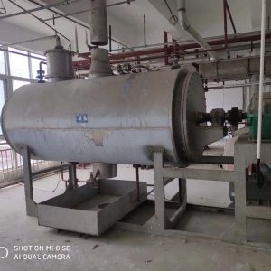 新定化工廠設備一批30立方不鏽鋼儲罐5台.3000L耙式幹燥機3台.450卧式螺旋離心機3台.800酒精回收台2套.1噸單效蒸發(fā)器一套2噸1噸搪瓷反應釜12台離心機4台